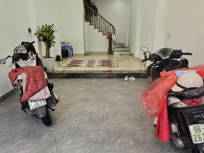 Nhà đẹp - gara oto - ngõ thông  các  ngả ô tô tránh - kinh doanh buôn bán   bát khối long biên 45 0