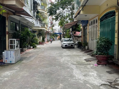 Bán nhà phân lô phố nguyễn chính,tân mai. ô tô đỗ cửa quay đầu. 45m2 giá 10.8 tỷ. 0