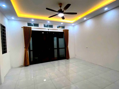 Bán Nhà Giá Rẻ Ngọc Thuỵ  50m2 4Tầng  6.8 Tỷ 0