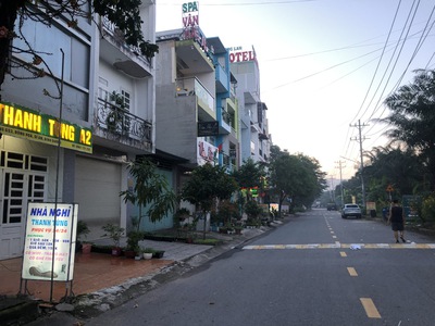 Bán lô đất cách ql13 50m, diện tích gần 120m2 mặt tiền đường nhựa lớn, giá rẻ bớt lộc 1