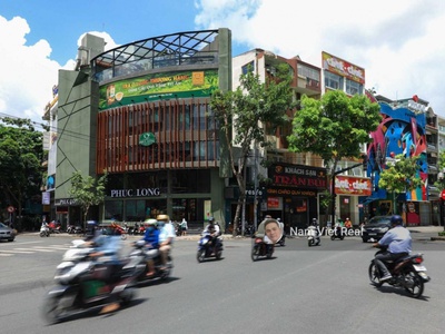 Bán gấp cafe phúc long căn góc phan xích long q. phú nhuận 8 x 18m hầm 4 tầng giá 63 tỷ hđt 218tr 0