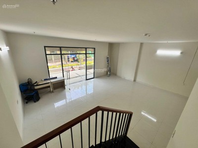 Cho thuê shophouse 151m2 , trệt , lầu , 3wc , 3pn . 15tr ngay 2225 phạm thế hiển , q.8 4