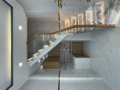 Nhà mới mua vào ở ngay, nhà đầy đủ công năng, xe hơi đậu sát nhà, hẻm trước nhà xe hơi chạy thông. 1