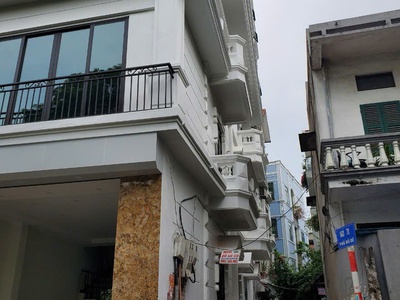 Chính chủ cho thuê nhà 3 tầng mặt tiền trong toà 7 tầng kinh doanh và để ở số 80 phố bồ đề, long 0