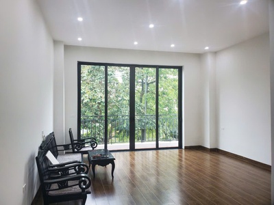 Chính chủ cho thuê nhà 3 tầng mặt tiền trong toà 7 tầng kinh doanh và để ở số 80 phố bồ đề, long 1