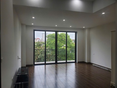 Chính chủ cho thuê nhà 3 tầng mặt tiền trong toà 7 tầng kinh doanh và để ở số 80 phố bồ đề, long 2