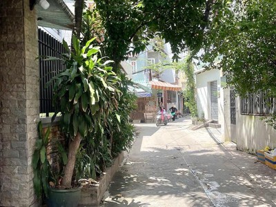 Nhà mới mua vào ở ngay, nhà đầy đủ công năng, xe hơi đậu sát nhà, hẻm trước nhà xe hơi chạy thông. 2