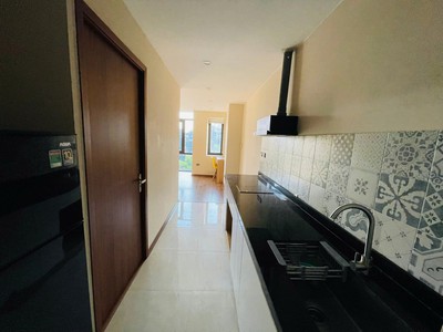 Cho thuê căn hộ dịch vụ view thằn lằn bám kính tại đống đa 4