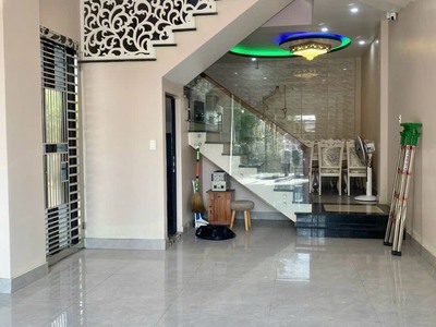 Cho thuê nhà Văn Cao, DT: 60m2 lô góc, 5 phòng ngủ. 0