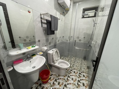 Cho thuê nhà Văn Cao, DT: 60m2 lô góc, 5 phòng ngủ. 6