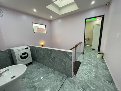 Cho thuê nhà Văn Cao, DT: 60m2 lô góc, 5 phòng ngủ. 1