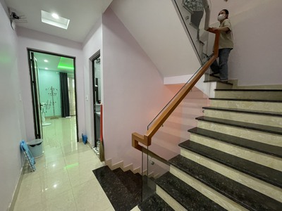 Cho thuê nhà Văn Cao, DT: 60m2 lô góc, 5 phòng ngủ. 4