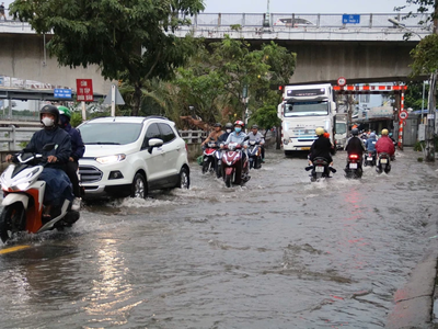 Triều cường cao kèm theo mưa, làm gì để người lái xe thoát khỏi vùng ngập 0