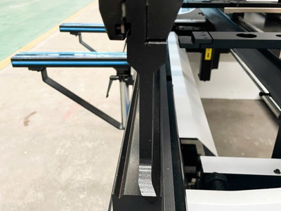 Máy chấn 70 tấn 2m5 CNC Điện Thủy Lực 3