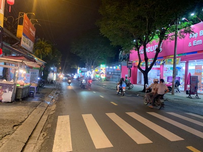 Thủ đức , sang tiệm gà rán , gần nhiều trường đại học cao đẳng mt đường sắm uất, tel : 3