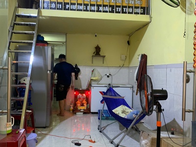 Thủ đức , sang tiệm gà rán , gần nhiều trường đại học cao đẳng mt đường sắm uất, tel : 2