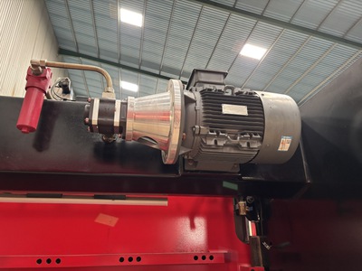 MÁY CHẤN CNC ĐIỆN THỦY LỰC 130 tấn 1,2m  máy có sẵn ở xưởng 3