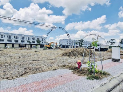 Chính chủ bán gấp lô đất cặp sát bách hóa xanh bình dương, sổ sẵn, giá chỉ 1,1 tỷ dân cư đông đúc 2