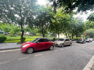 Nhà cổ linh 82m2, 7 tầng, thang máy, vỉa hè ô tô tránh, khu phân lô, gần công viên 1