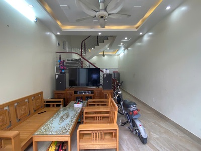 Nhà độc lập 43mx 3 tầng mặt ngõ đường Ngô gia tự cần bán Gấp 4