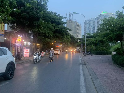 Nhà đẹp ngọc thuỵ, 90m x 5tầng, sân vườn, gara ôtô, đồ gỗ nhập khẩu, ô chờ thang máy 0