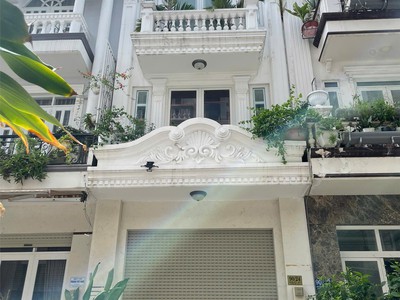 Bán nhà đẹp , nội thất châu âu - đường hoàng quốc việt - q7- 4 tầng , dtsd 179.4m2- giá bán 8.5 tỷ 0