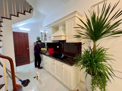 Hoàng hoa thám 15.5 tỷ ba đình. diện tích 45 mét vuông. mặt tiền 5 mét. nhà xây 5 tầng.  thang máy. 1