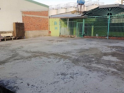 Cho thuê mb có 2 sân rộng rãi bình chánh, dt 285,7m2, điện nước riêng, 2pn, 1 bếp, 1wc 1