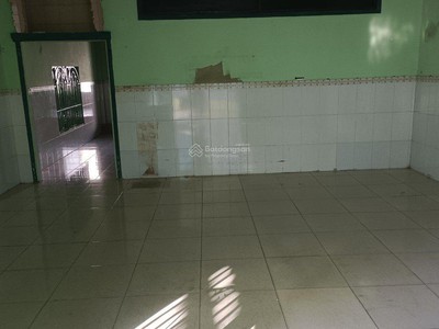 Cho thuê mb có 2 sân rộng rãi bình chánh, dt 285,7m2, điện nước riêng, 2pn, 1 bếp, 1wc 3