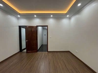 Bán nhà  xinh ngọc lâm 36m2 thang máy  nhỉnh 10 tỷ  ô tô vào nhà- kinh doanh sầm uất. 0