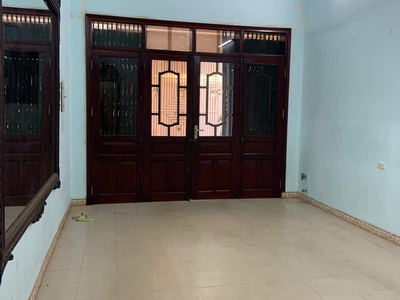 Cho thuê nhà ngõ ô tô hàm tử quan 5 t, 50m2, 7n, 5 wc, 18tr 0