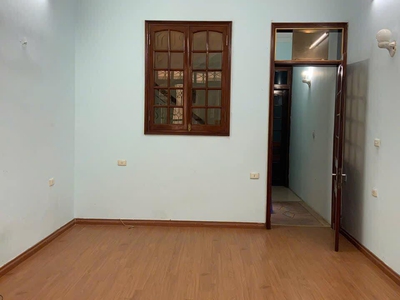 Cho thuê nhà ngõ ô tô hàm tử quan 5 t, 50m2, 7n, 5 wc, 18tr 2