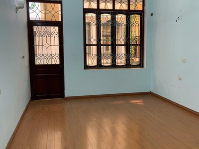 Cho thuê nhà ngõ ô tô hàm tử quan 5 t, 50m2, 7n, 5 wc, 18tr 3