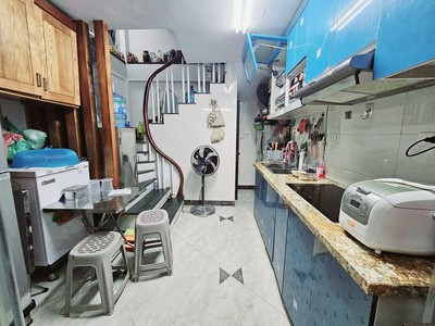 Bán nhà tại 6 tầng tại Thịnh Hào 36m2 . Ngõ to oto vào nhà , gần ngã 6 Ô chợ Dừa , Văn Miếu giá 13 t 15