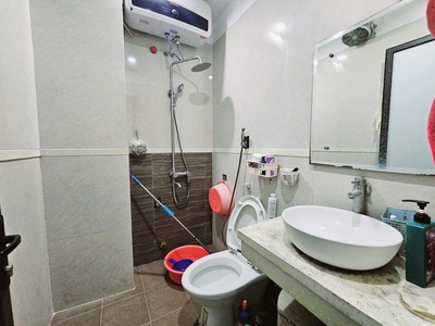 Bán nhà tại 6 tầng tại Thịnh Hào 36m2 . Ngõ to oto vào nhà , gần ngã 6 Ô chợ Dừa , Văn Miếu giá 13 t 12