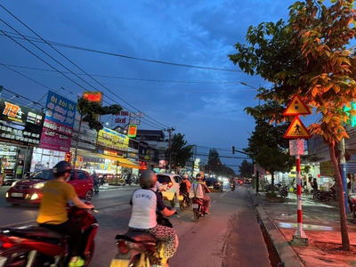 Bán nhà mặt tiền Nguyễn Thị Minh Khai - Tp.Dĩ An. DT 65m2 5