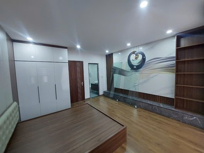 Bán Nhà Ngõ 12 Phố Bồ Đề, Long Biên, 40m2, 6 Tầng, Thang Máy, Full Nội Thất, Giá 8 Tỷ hơn 4