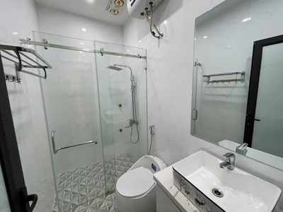 Cho thuê nhà lô góc Văn Cao, DT: 70m2, 5 p.ngủ khép kín. 5
