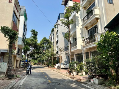 Bán đất thạch bàn 68M khu TĐC vỉa hè ô tô dừng đỗ ngày đêm view vườn hoa long biên 1