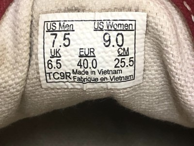 Đôi giày vải màu đỏ thương hiệu Vans, Made in Vietnam, khá mới đế chắc chắn, cỡ 40, đẹp như hình, gi 2