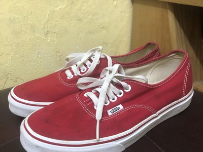 Đôi giày vải màu đỏ thương hiệu Vans, Made in Vietnam, khá mới đế chắc chắn, cỡ 40, đẹp như hình, gi 0