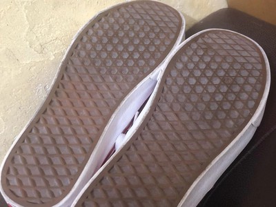Đôi giày vải màu đỏ thương hiệu Vans, Made in Vietnam, khá mới đế chắc chắn, cỡ 40, đẹp như hình, gi 1
