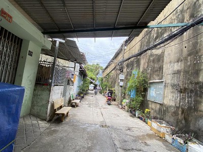 Chỉ 2.4tỷ. có nhà to giá rẻ.tiện xây mới. nở hậu nhẹ,hẻm ba gác p15.q8. 2
