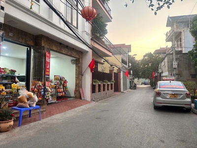 Bán nhà chính chủ đức giang- long biên diện tích 37m, 3 tầng, giá 5,05tỷ thoáng trước ở sướng. 0