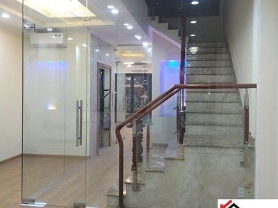 Đánh giá chi phí lắp đặt vách kính cường lực 8mm và các yếu tố ảnh hưởng 0