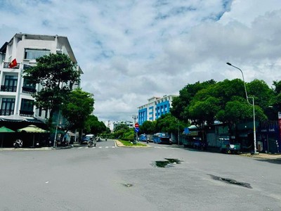Vị trí kd đỉnh - ngang 9 - đường 30m vỉa hè rộng rãi - nhỉnh 10 tỏi 3