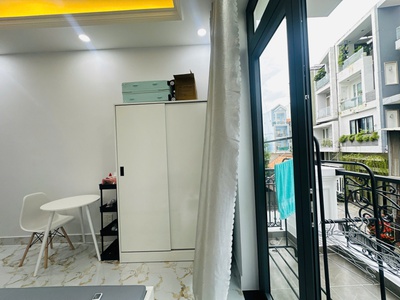 Cho thuê phòng Quận 7, dạng căn hộ dịch vụ có ban công đón nắng sáng 7