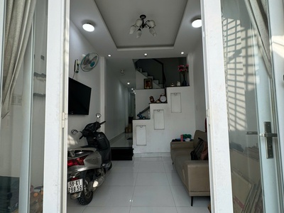 Cho thuê nhà đẹp 3 tấm có nội thất MT đường bờ kè Hậu Giang Q6 0