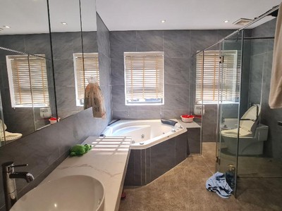 Bán nhà đẹp phố Chùa Láng 122m2, 5 Tầng, Mặt tiền 7.5m GẦN HỒ 10