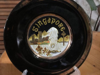 Đĩa Singapore sứ vẽ vàng  hình sư tử biển, tình trạng như hình chụp, kích thước đk 15,5 cm, tặng c 0